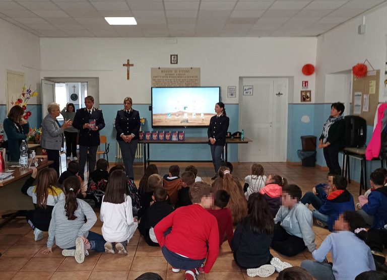 “Il mio diario”, la Polizia consegna l’agenda scolastica agli alunni dell’Istituto Marco Polo di Torricella in Sabina