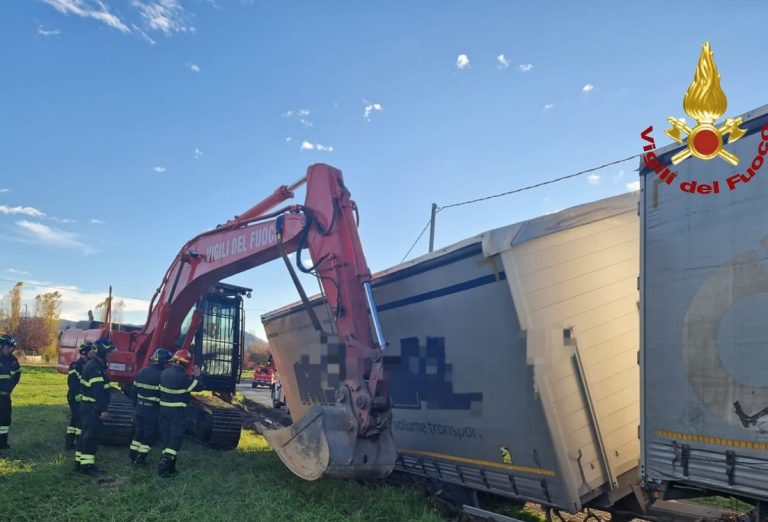 Rimesso in carreggiata con una ruspa l’autotreno andato fuori strada