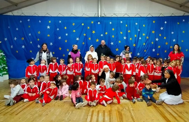 Gli auguri di Natale del vescovo Piccinonna ai bimbi dell’Istituto Divino Amore