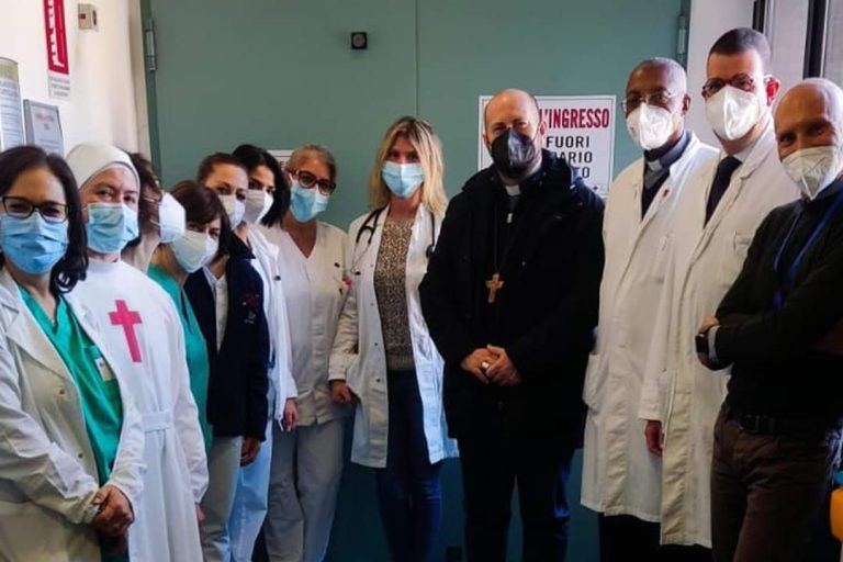 Il vescovo Piccinonna visita gli ammalati e i sanitari del de Lellis di Rieti