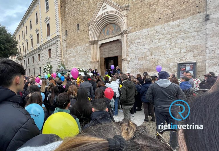 In tantissimi per l’ultimo saluto a Noemi Roberti