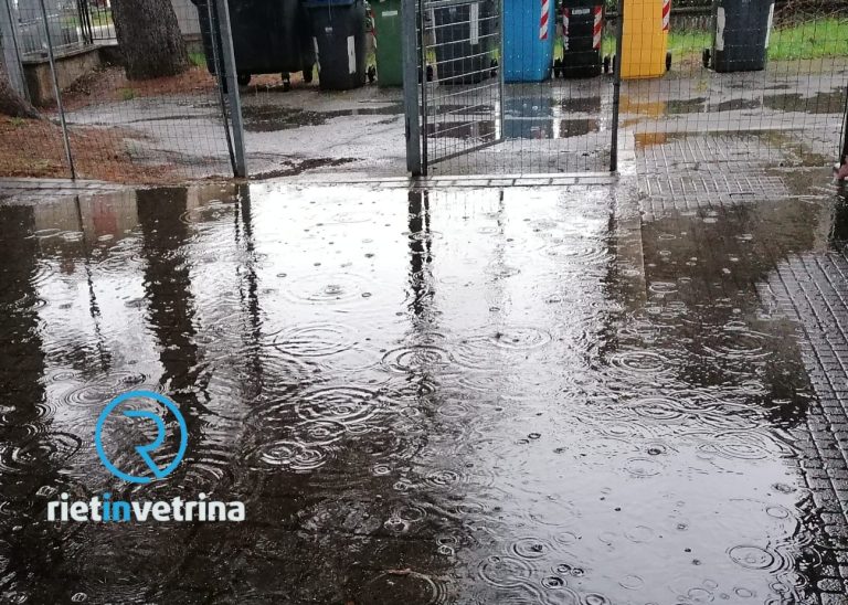 SEI TU IL REPORTER – “All’ingresso della scuola di Vazia si creano pozzanghere immense”