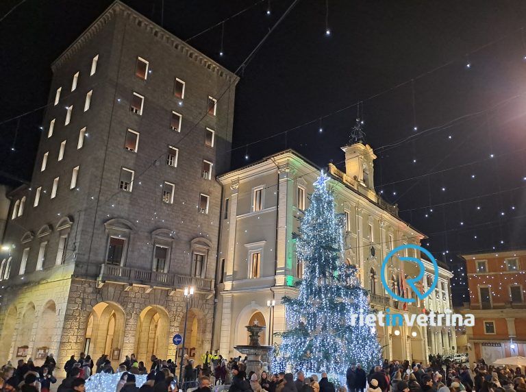 Accese le luminarie natalizie nel centro storico di Rieti – LE FOTO