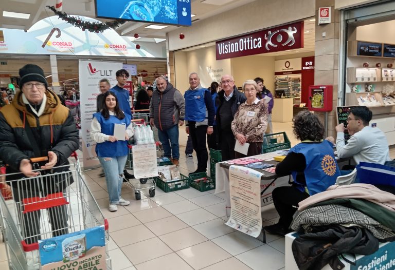 Donato alla Mensa Santa Chiara il cibo raccolto da Rotary e LILT Rieti