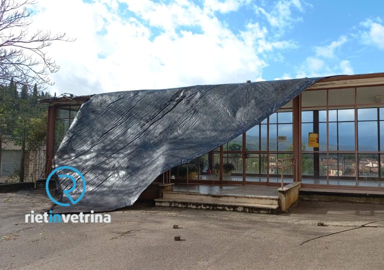 Il vento provoca danni alla copertura della scuola Radice. Intervento del Settore Manutenzione