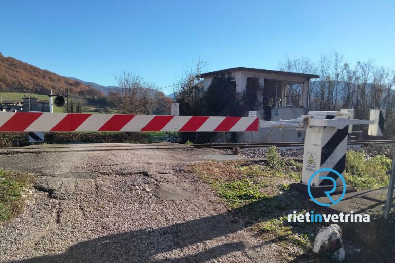 SEI TU IL REPORTER – “A Valle Oracola passaggio a livello chiuso per 45 minuti. Incredibile”