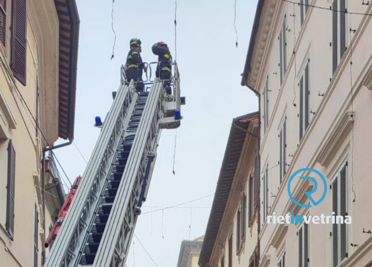 Vigili del Fuoco in via Roma per caduta coppi