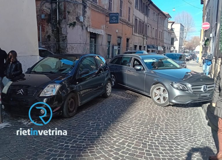 Parcheggia fuori dagli spazi e blocca il traffico di via Cintia e piazza Marconi
