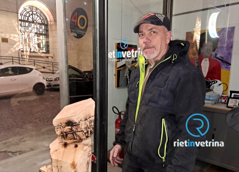 La scultura “I folletti di San Francesco” nella redazione di Rietinvetrina e Radiomondo