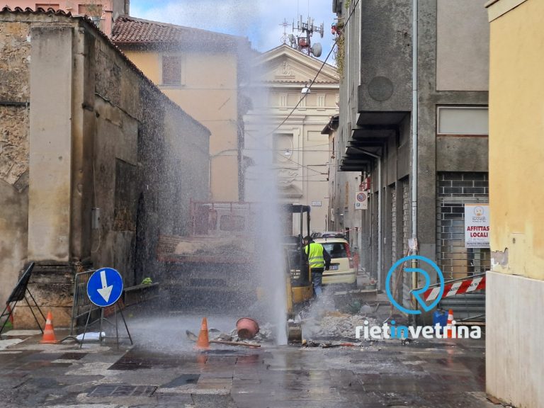Perdita di acqua con forte pressione in via Pennina