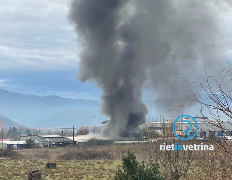 Incendio in una carrozzeria di Vazia. Alta la colonna di fumo nero