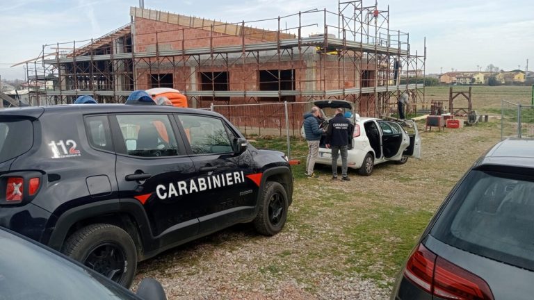 In un cantiere carabinieri trovano lavoratore senza contratto e attrezzature non conformi: denunciate due persone