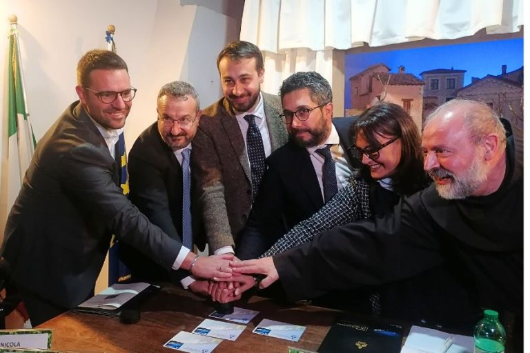 Presentato il francobollo celebrativo dedicato alla prima rappresentazione del Presepe di Greccio