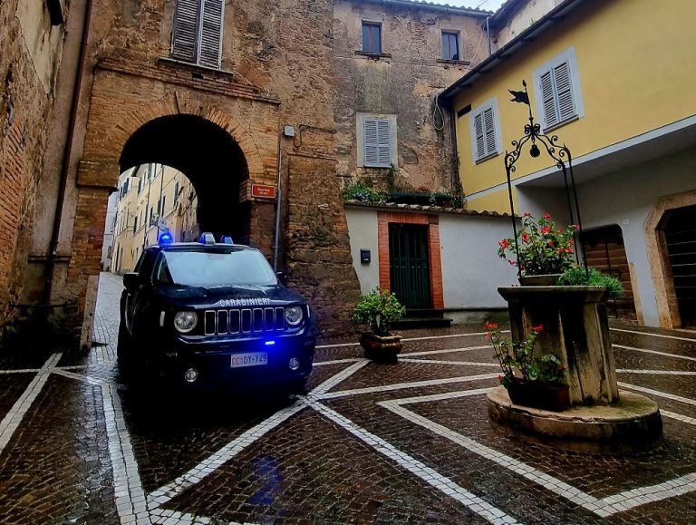 Arrestato 35enne per detenzione di droga: hashish e 1,5 chili di marijuana
