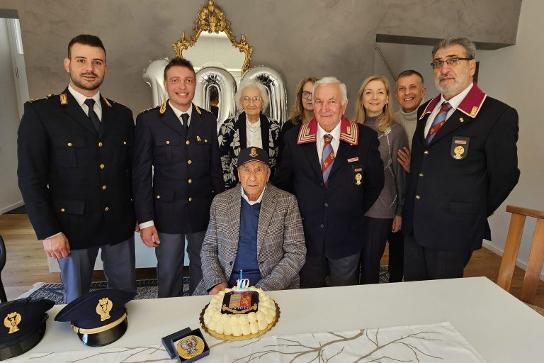 Quinto, poliziotto in pensione, copie 100 anni. La Polizia di Rieti lo festeggia