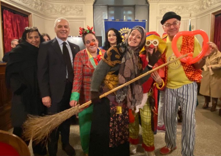 La Befana del Rotary Rieti incontra decine di bimbi nell’aula consiliare del Comune