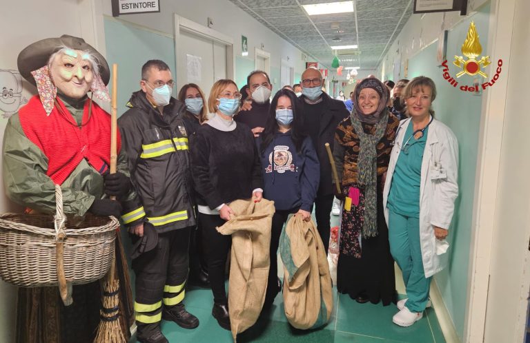 I Vigili del Fuoco accompagnano la Befana in visita ai degenti dell’ospedale di Rieti – LE FOTO