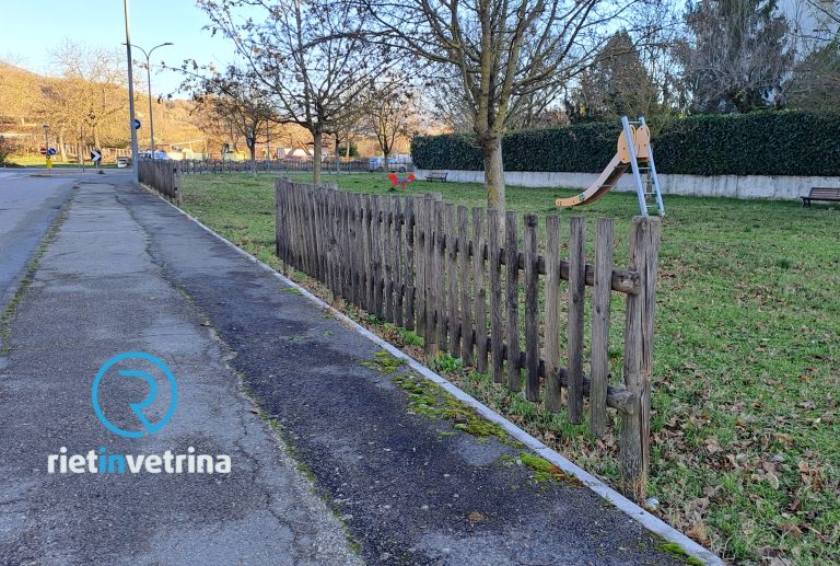SEI TU IL REPORTER – “La staccionata del parco di viale Aldo Moro divelta o completamente distrutta”
