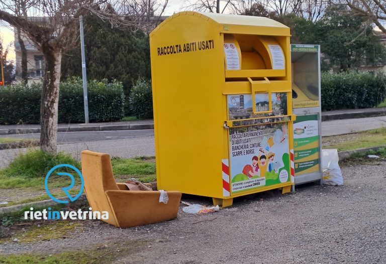 SEI TU IL REPORTER – “Abbandonata una poltrona in via Ugo La Malfa”
