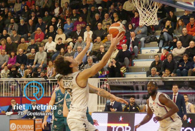 Una super Cantù vince al PalaSojourner per 74-96