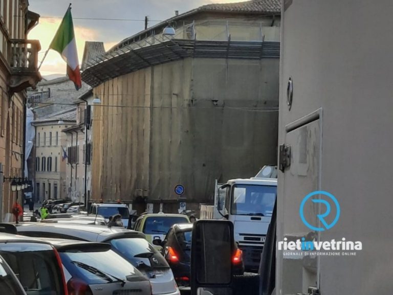 Smontaggio di una gru da cantiere: chiusura di un tratto di via Garibaldi