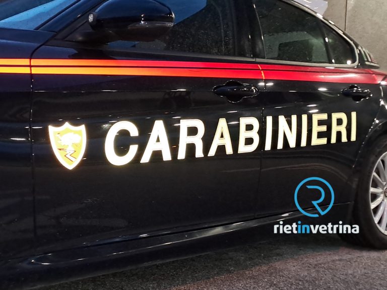 Ex coniuge sfonda il portone ed entra in casa minacciandola di morte. Arrestato uomo con precedenti penali