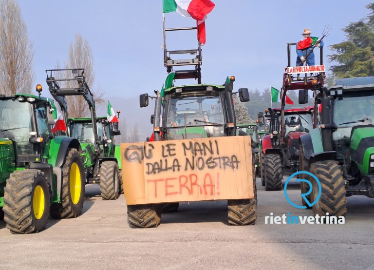 ►VIDEO – Un centinaio di trattori al PalaSojourner per protestare contro le ultime scelte dell’Unione Europea