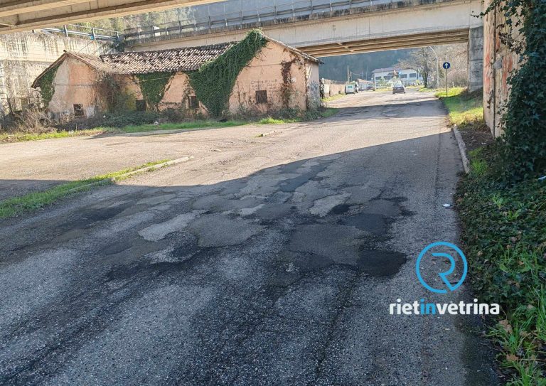 SEI TU IL REPORTER – Stefano: “Via Fonte Cottorella nel degrado più totale. Non un bello spettacolo per i turisti”