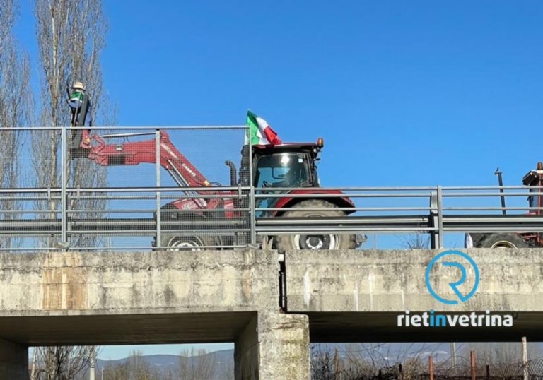 Oltre 150 agricoltori con i loro trattori protestano sulla Rieti – Terni – LE FOTO