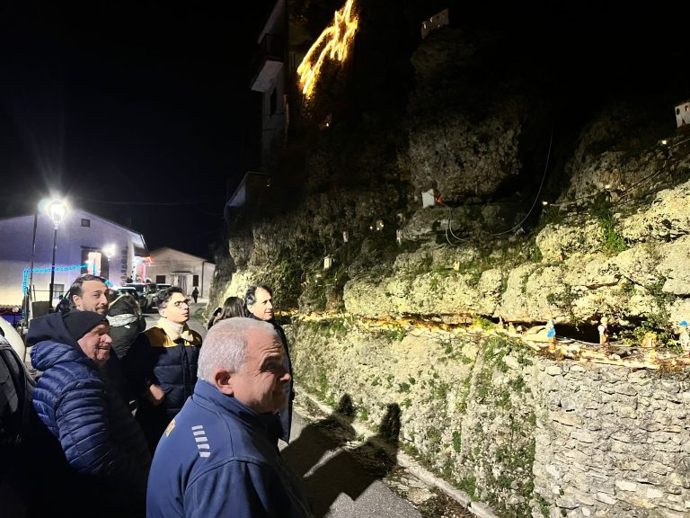 L’assessore Nobili e il sindaco Sinibaldi visitano Maglianello Alto e il suo presepe – LE FOTO
