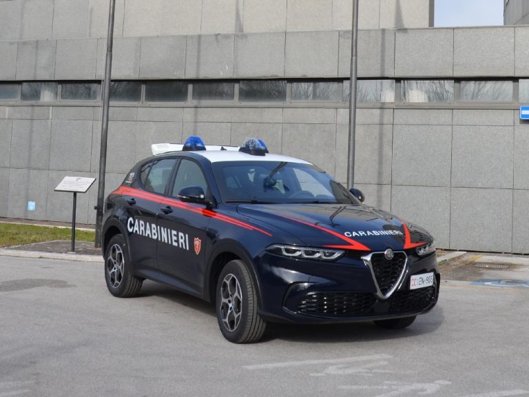 Viene trovato alla guida ubriaco e finge di essersi scordato i documenti. In realtà non aveva mai preso la patente