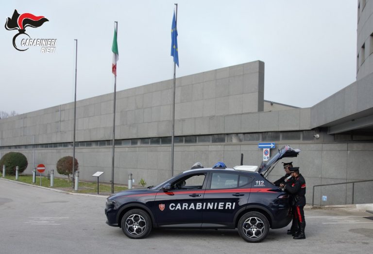 Ruba cosmetici nell’azienda per la quale lavora