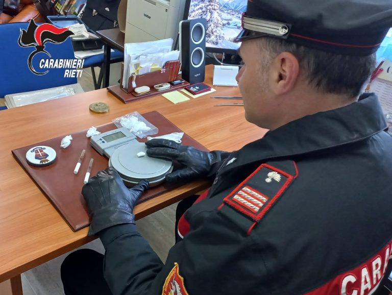 Donna ubriaca si ribalta con l’auto. Patente ritirata. A Grotti giovane trovato con cocaina ed eroina
