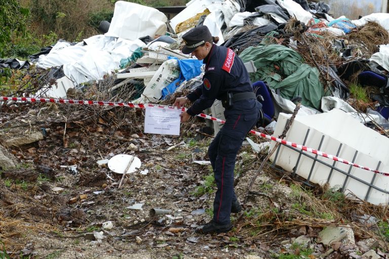 Carabinieri sequestrano discarica abusiva dopo sopralluogo in una società agricola di Rieti