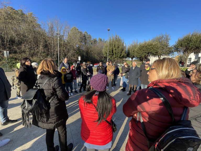 La sindaca Cuneo a dialogo con i manifestanti per il campo polivalente in piazza Salvo d’Acquisto