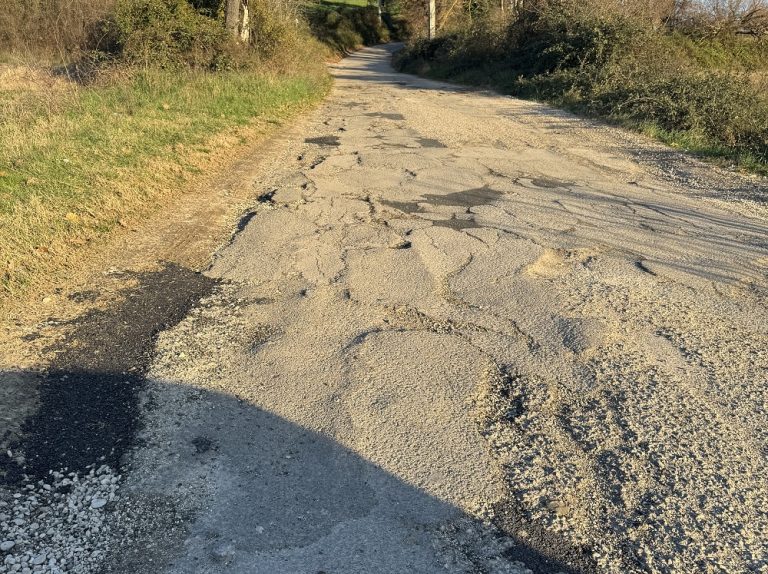 PD: “Le strade secondarie di Fara in Sabina ridotte un colabrodo”