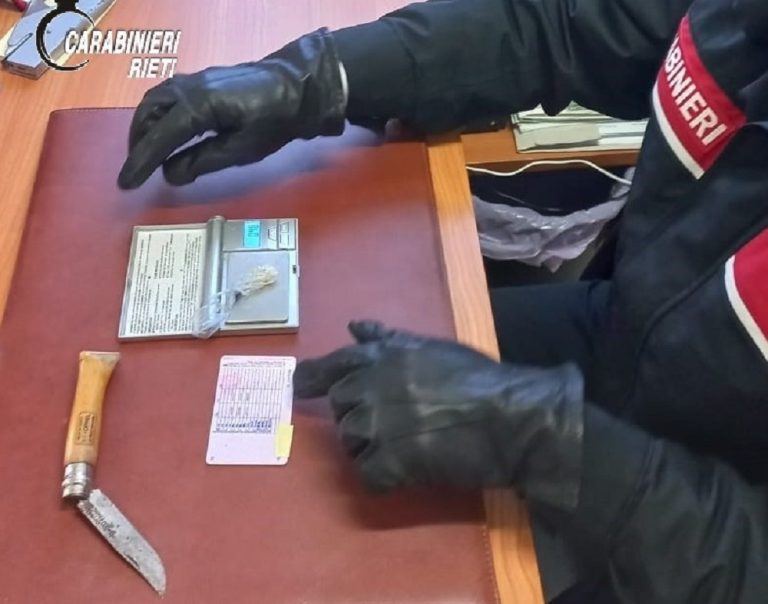Carabinieri denunciano uomo trovato con coltello a serramanico ed eroina