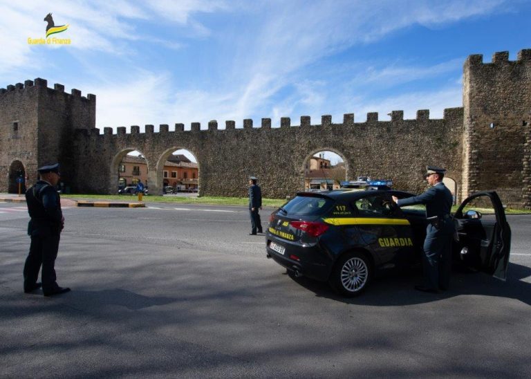 Carnevale, la Guardia di Finanza sequestra 400 bombolette spray e stelle filanti irregolari e non sicure