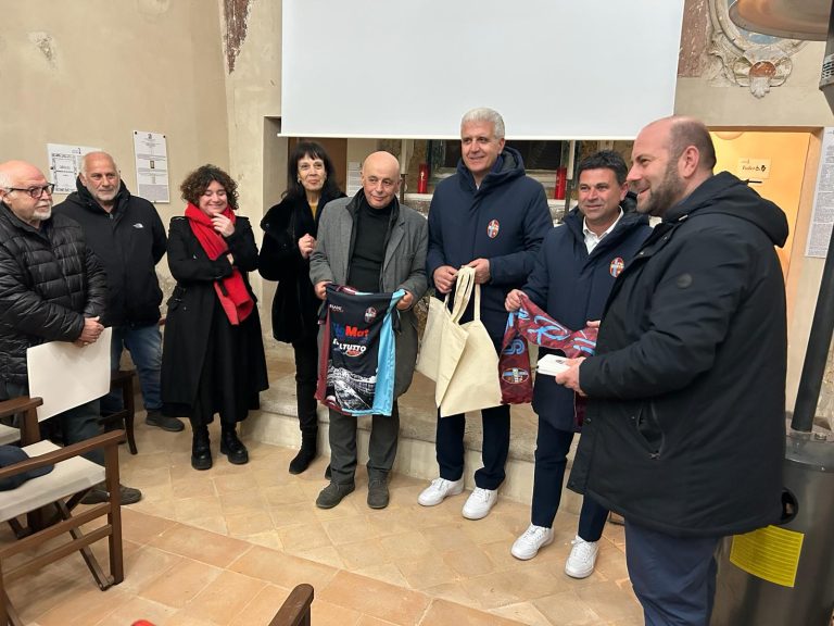 Il vescovo Piccinonna ha fatto visita alla sede dell’Associazione culturale “Saletta dei Ricordi”