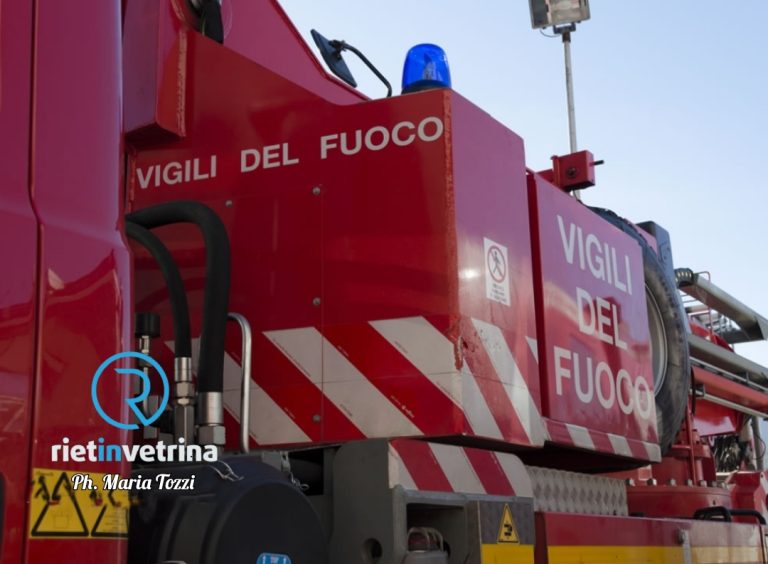 In corso le operazioni di recupero dell’autoarticolato ribaltatosi