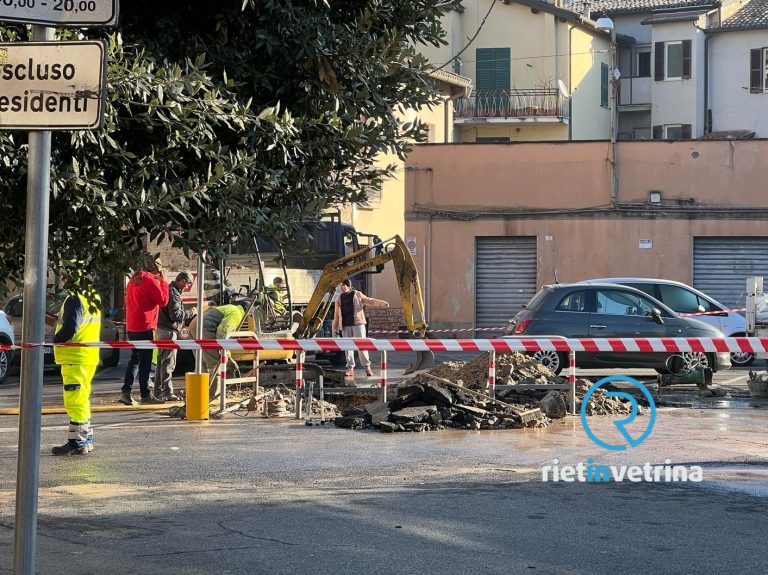 Zona Tribunale senza acqua. C’è un cedimento nell’asfalto. Ruspe APS sul posto