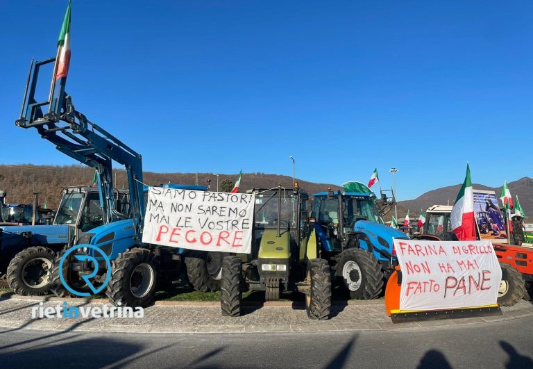 La protesta degli agricoltori sulla A24 Roma – Torano – L’Aquila – LE FOTO