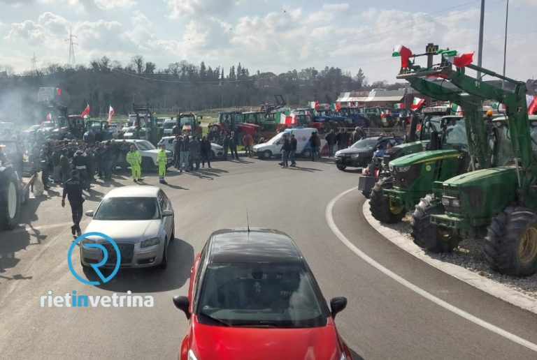 ►VIDEO – Centinaia di trattori sulla Salaria per Roma e a Passo Corese