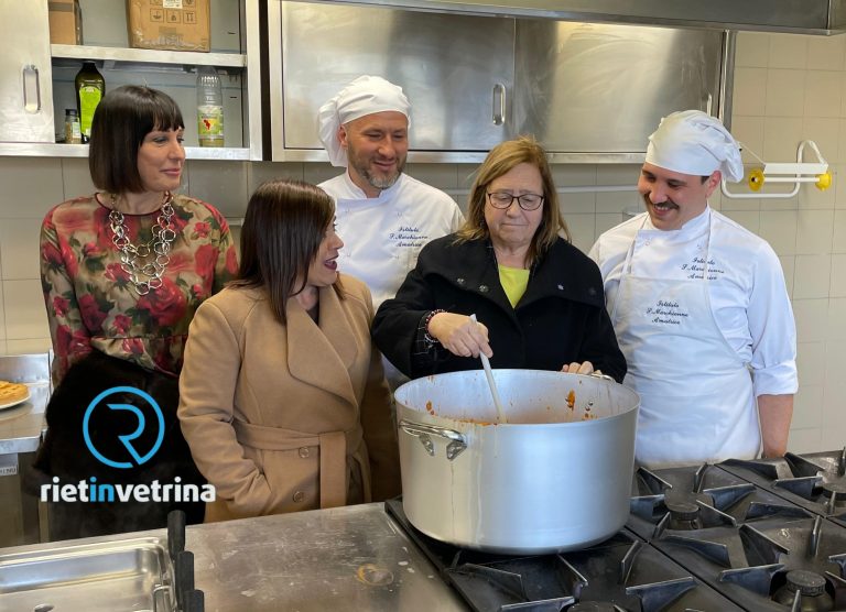 ►VIDEO – La sottosegretaria all’Istruzione Paola Frassinetti cucina l’amatriciana nella nuova mensa dell’Istituto Marchionne