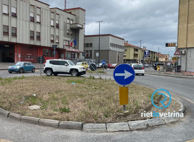 Auto contromano nella rotatoria fronte Caserma Vigili del Fuoco