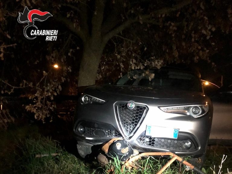 Ladri cercano obiettivo da svaligiare. Notati dai Carabinieri fuggono a gran velocità. Un arresto e tre fuggitivi