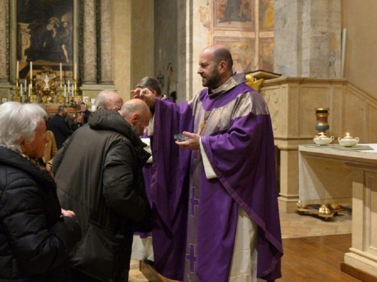 La luce dei tre lumi della Quaresima ha illuminato la liturgia del Mercoledì delle Ceneri a Sant’Agostino