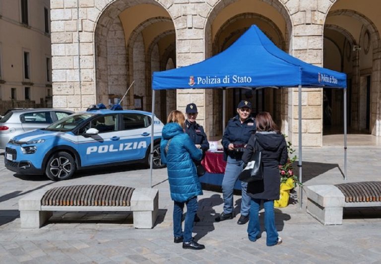 Giornata internazionale diritti della donna”, la Polizia di Stato in piazza con la campagna “Questo non è amore”