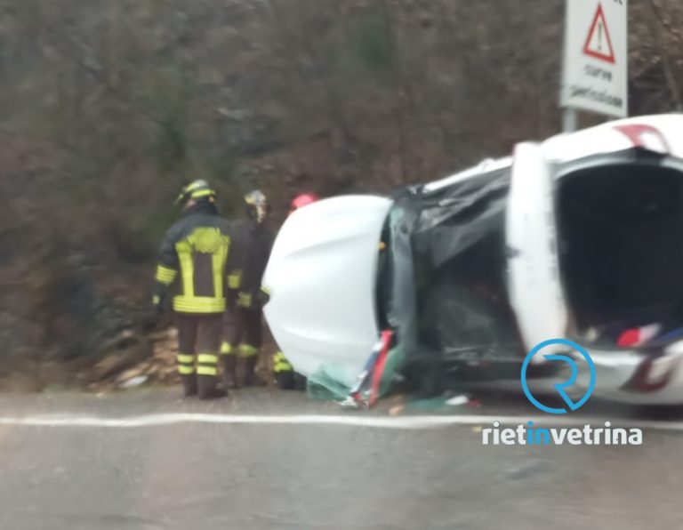 Auto si ribalta sulla Salaria per Roma. Ci sono feriti