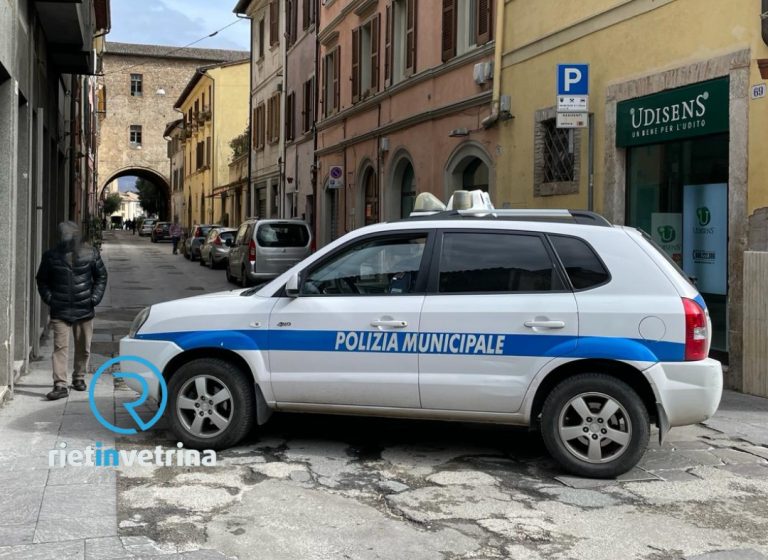 Sbanda, colpisce le auto in sosta e poi finisce contro il muro in via Terenzio Varrone